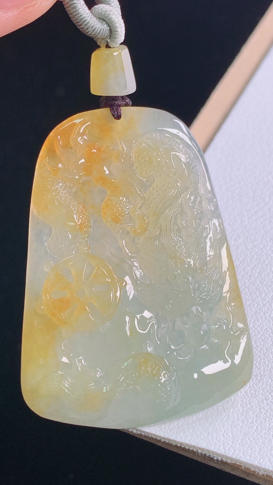 黄翡龙牌
天然黄翡，雕工精湛，霸气
尺寸:55.8-47.4-34.5-7.3mm