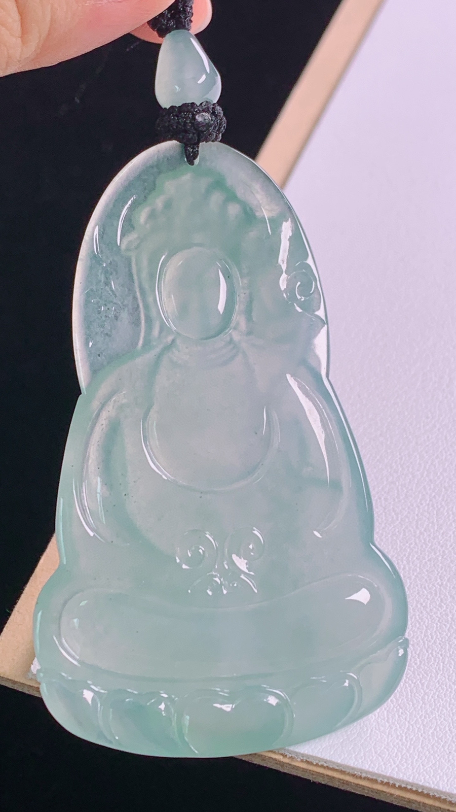 冰种大势至菩萨
冰润荧光，胶感十足
尺寸:81.1-68.9-42.3-5.6mm