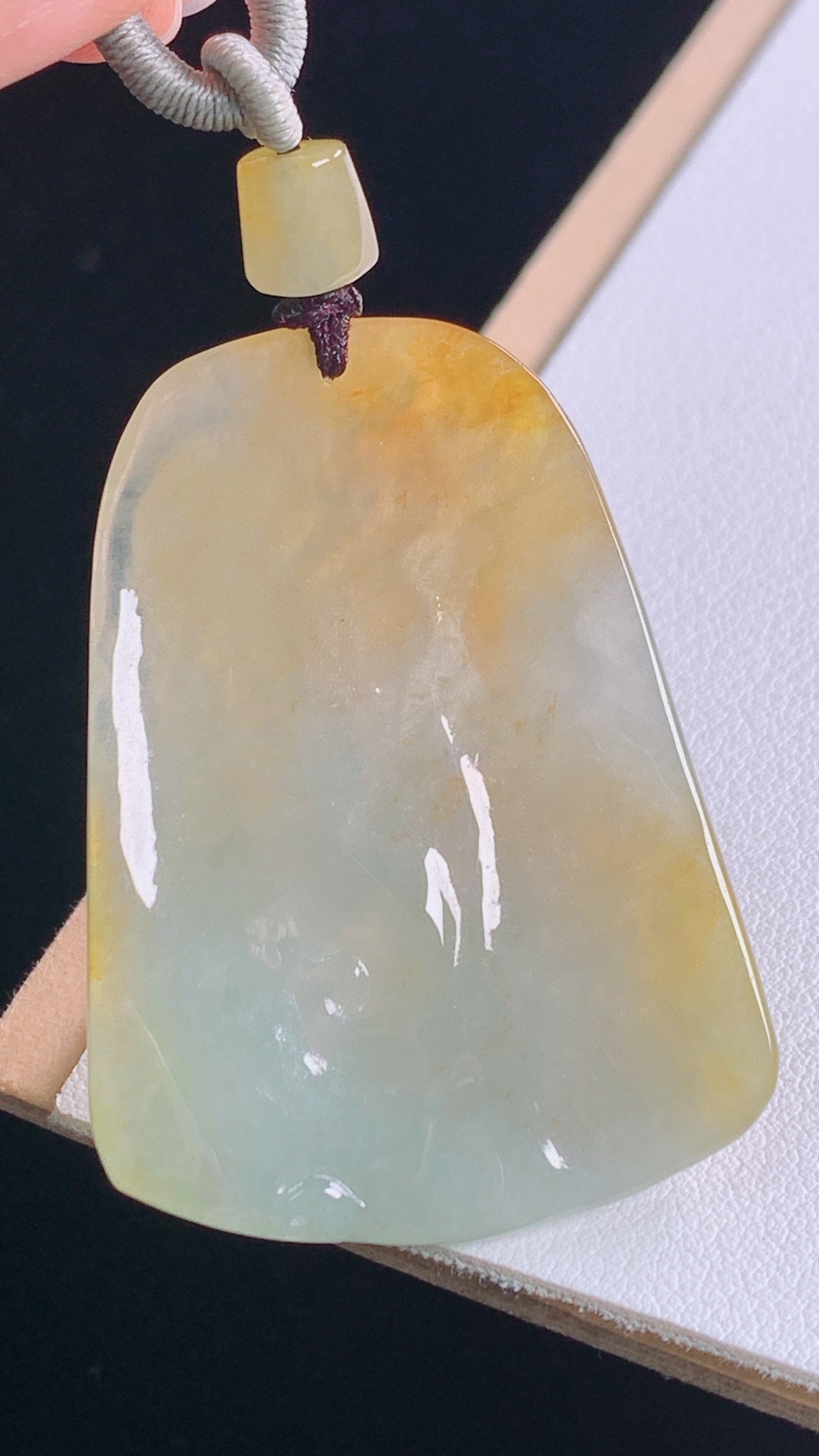 黄翡龙牌
天然黄翡，雕工精湛，霸气
尺寸:55.8-47.4-34.5-7.3mm