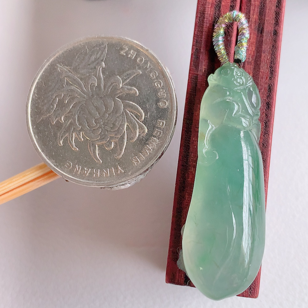 冰润精雕灵猴献瑞翡翠挂件  寓意“灵猴献瑞，多福多寿”天然特色冰绿料子，如此好看，如此美丽～遇到是缘，拥有是福，佩戴效果优雅迷人！无纹裂，性价比超值！W01.28  尺寸：36-12-6.8mm
