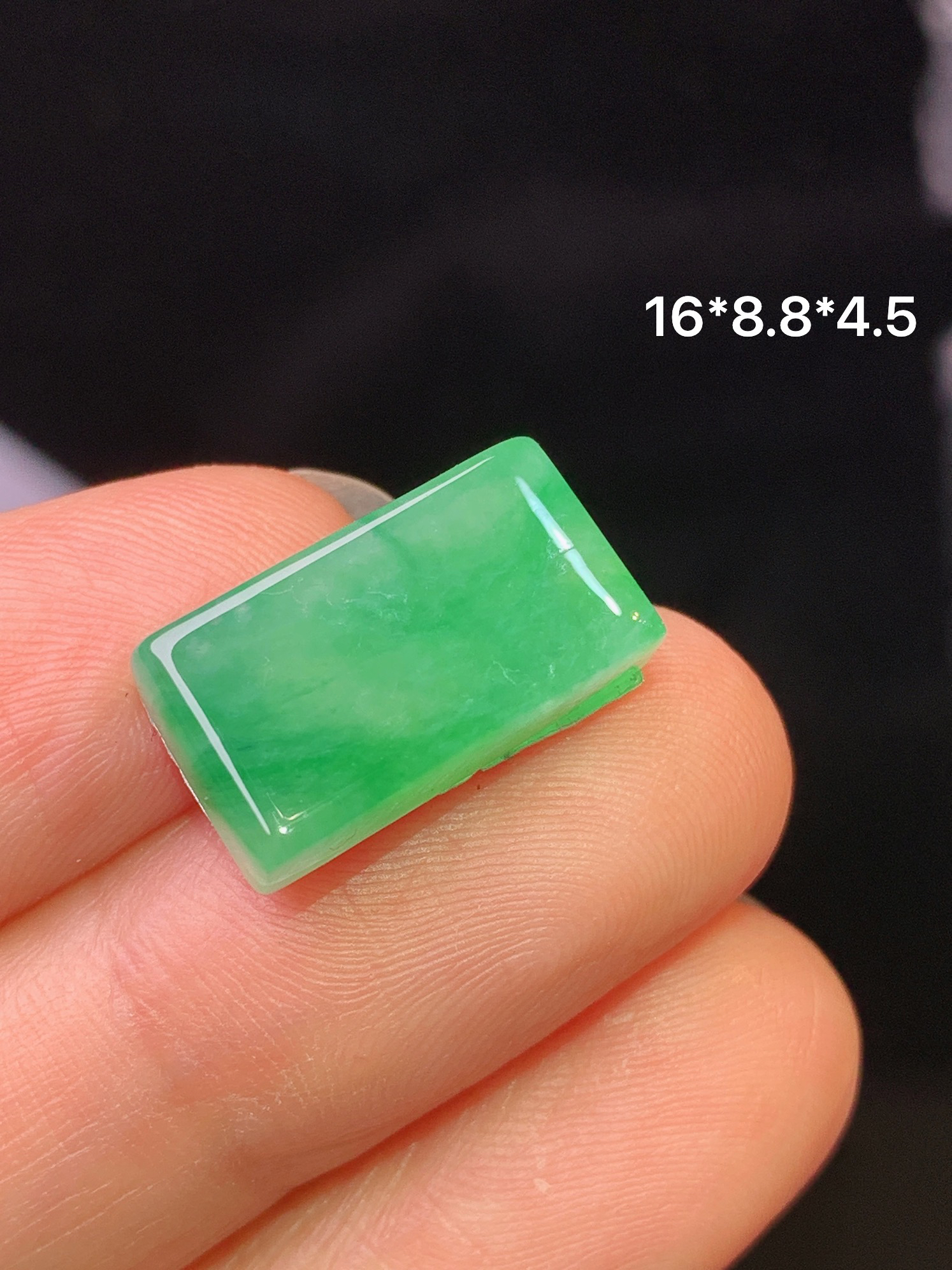 镶嵌款 翠绿无事牌 玉质细腻 色泽艳丽清新 水润亮眼 整体尺寸16*8.8*4.5L2