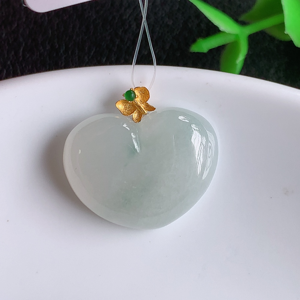 18k金镶嵌冰润心形吊坠 玉质细腻 色泽清新艳丽 W49.28  尺寸：16-20-5.3mm