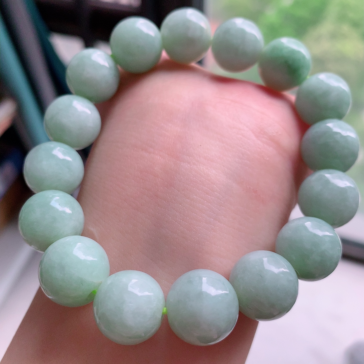 自然光实拍，冰润淡绿翡翠手串手链，种老水足， 冰清玉润  颜色漂亮  #001.1取一尺寸13.6