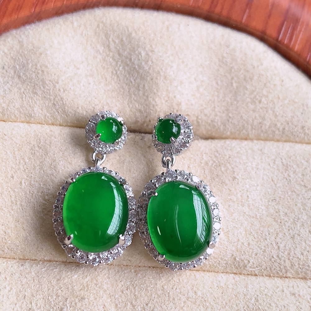 冰满绿翡翠925银镶嵌耳钉，自然光实拍，翠色灵动，颜色漂亮，种老水足，品相佳，佩戴佳品！W502.28  取一整体尺寸：20.5-10.8-6.3mm  裸石尺寸：10-7.6mm