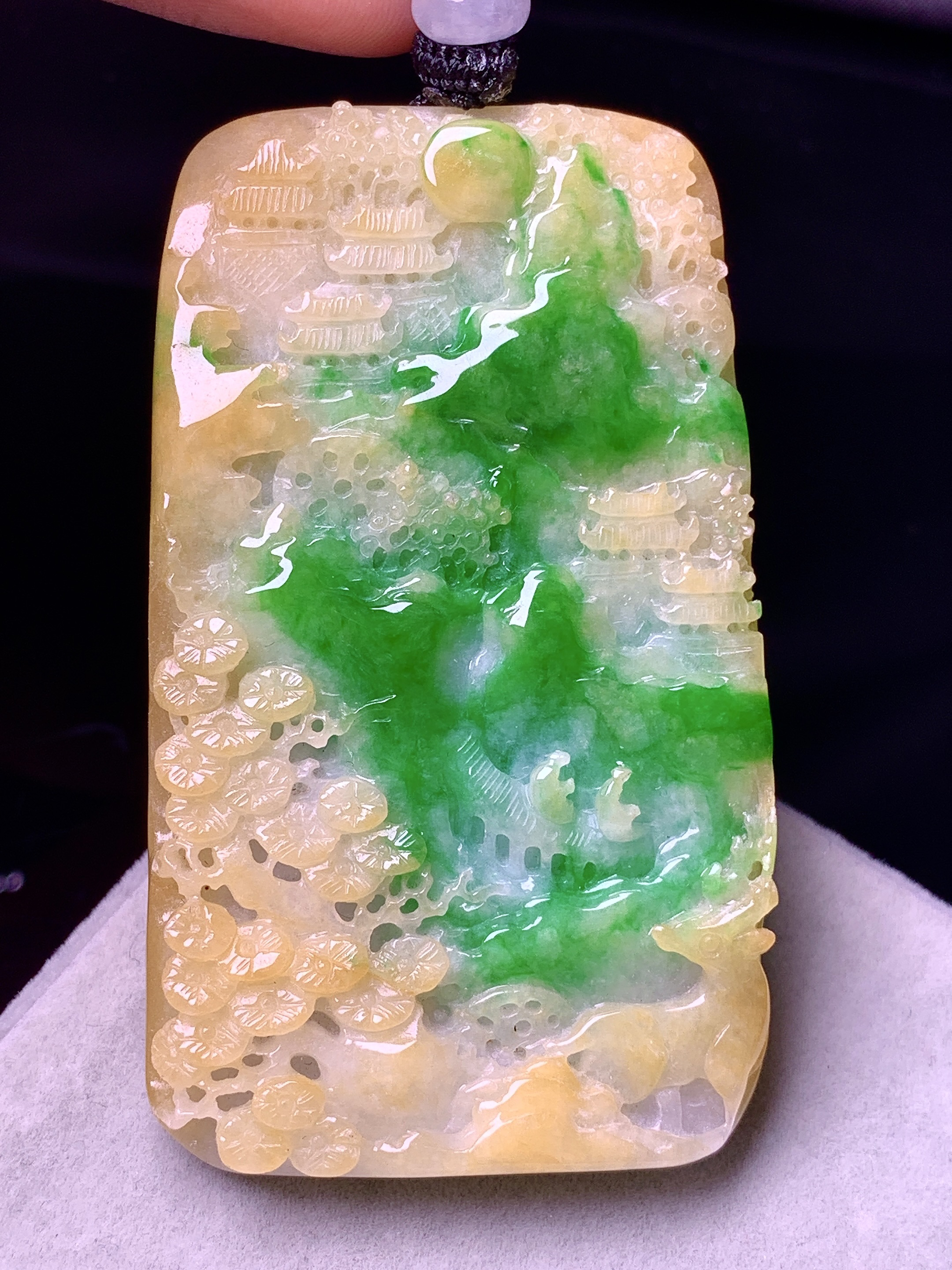 黄绿山水牌子吊坠 玉质细腻 色泽艳丽清新 水润亮眼 整体尺寸60.5*34.8*7.2w1