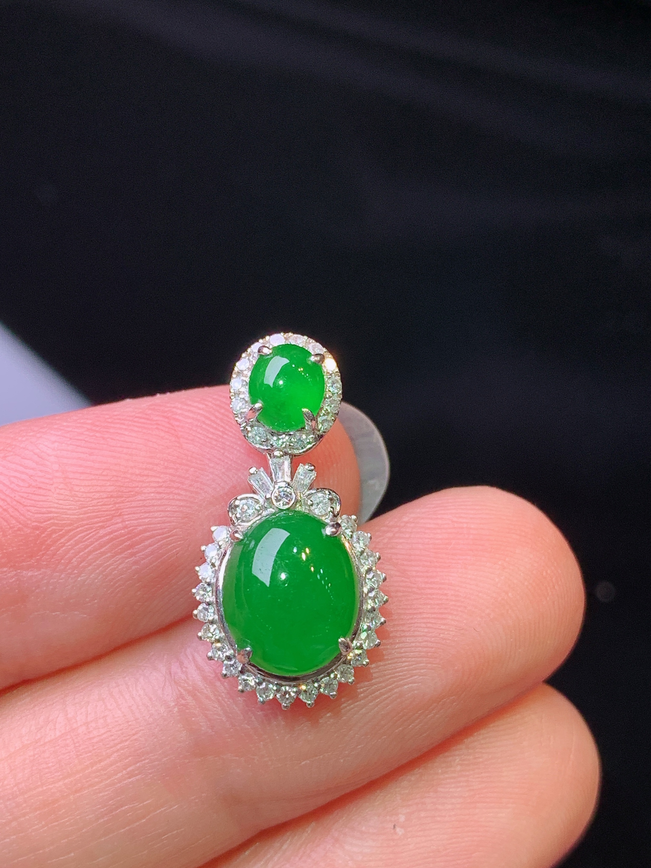 18k金钻镶嵌满绿蛋面吊坠 玉质细腻 色泽艳丽清新 水润亮眼 整体尺寸20.6*10.8*7.3b2