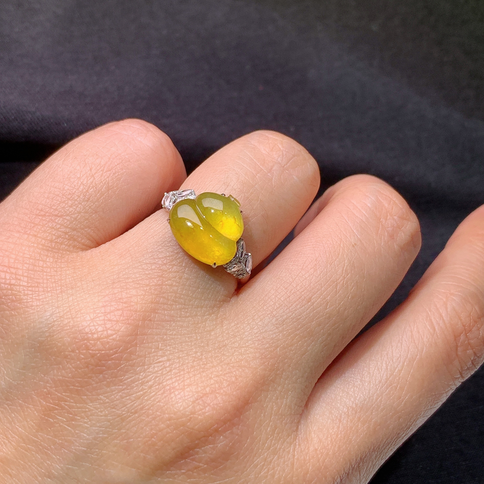 冰黄翡葫芦戒指，18k金镶嵌，色泽鲜艳，水色超佳，Kf 尺寸10.9*11.7*3