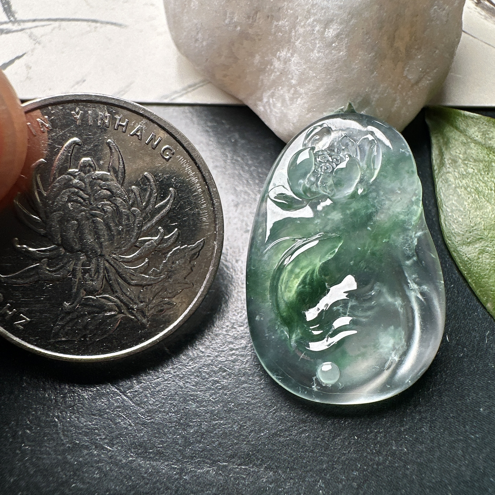 【玻璃种飘绿花鱼】年年有余，如鱼得水，力争上游。种水上乘，冰润通透，种老起强胶感强荧光，纯净清澈，冰感十足