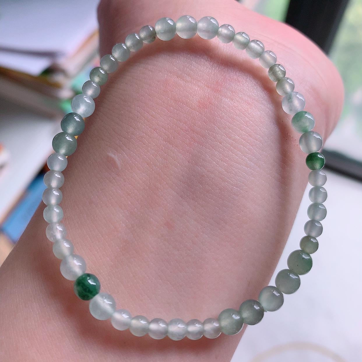 自然光实拍，冰种飘花翡翠手串手链，种老水足， 冰清玉润  颜色漂亮  #001.1取一尺寸4.5