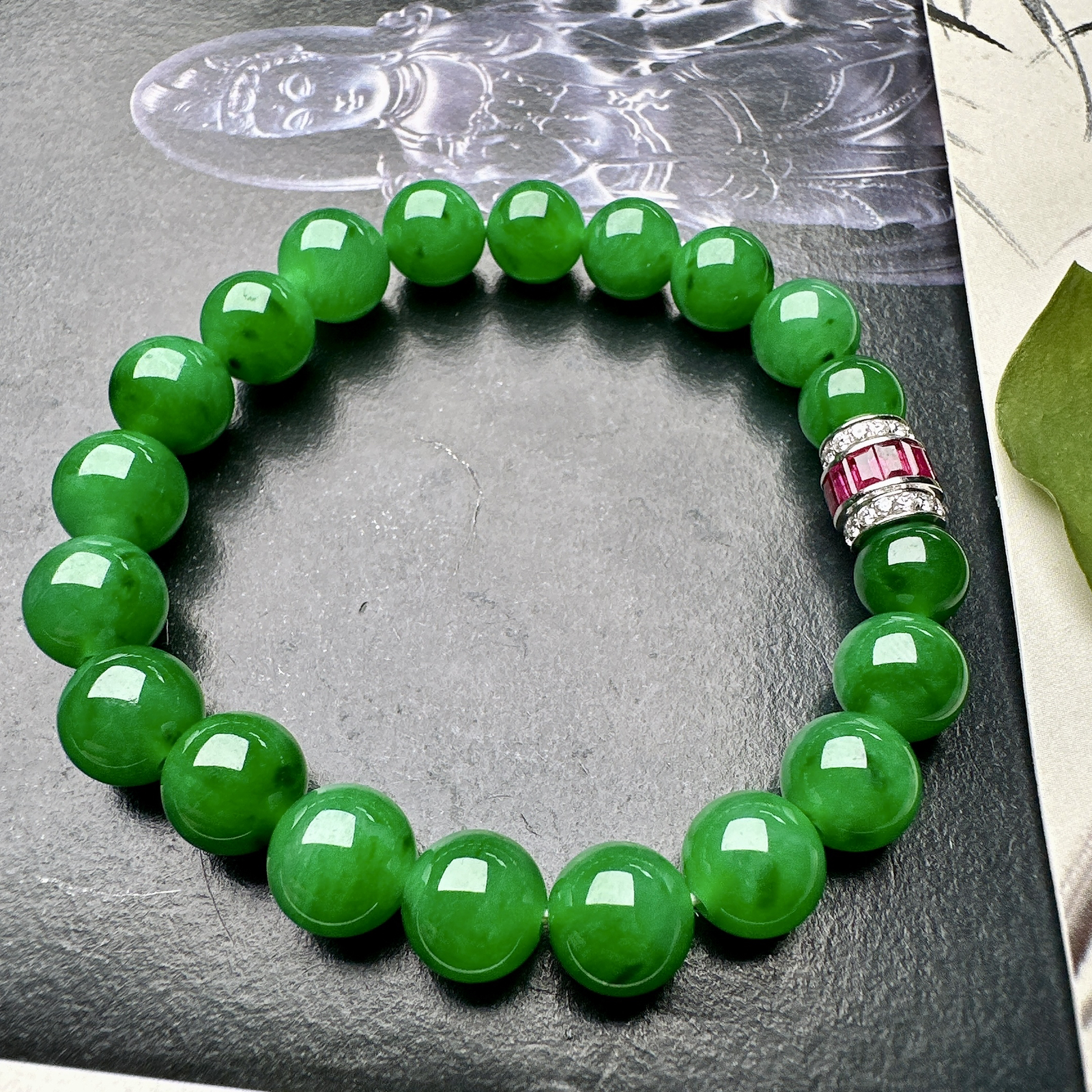 【冰种满绿圆珠手串】冰感十足，通透闪亮，颜色很艳丽，收藏品质，推荐入手。直径8.3-9.8之间