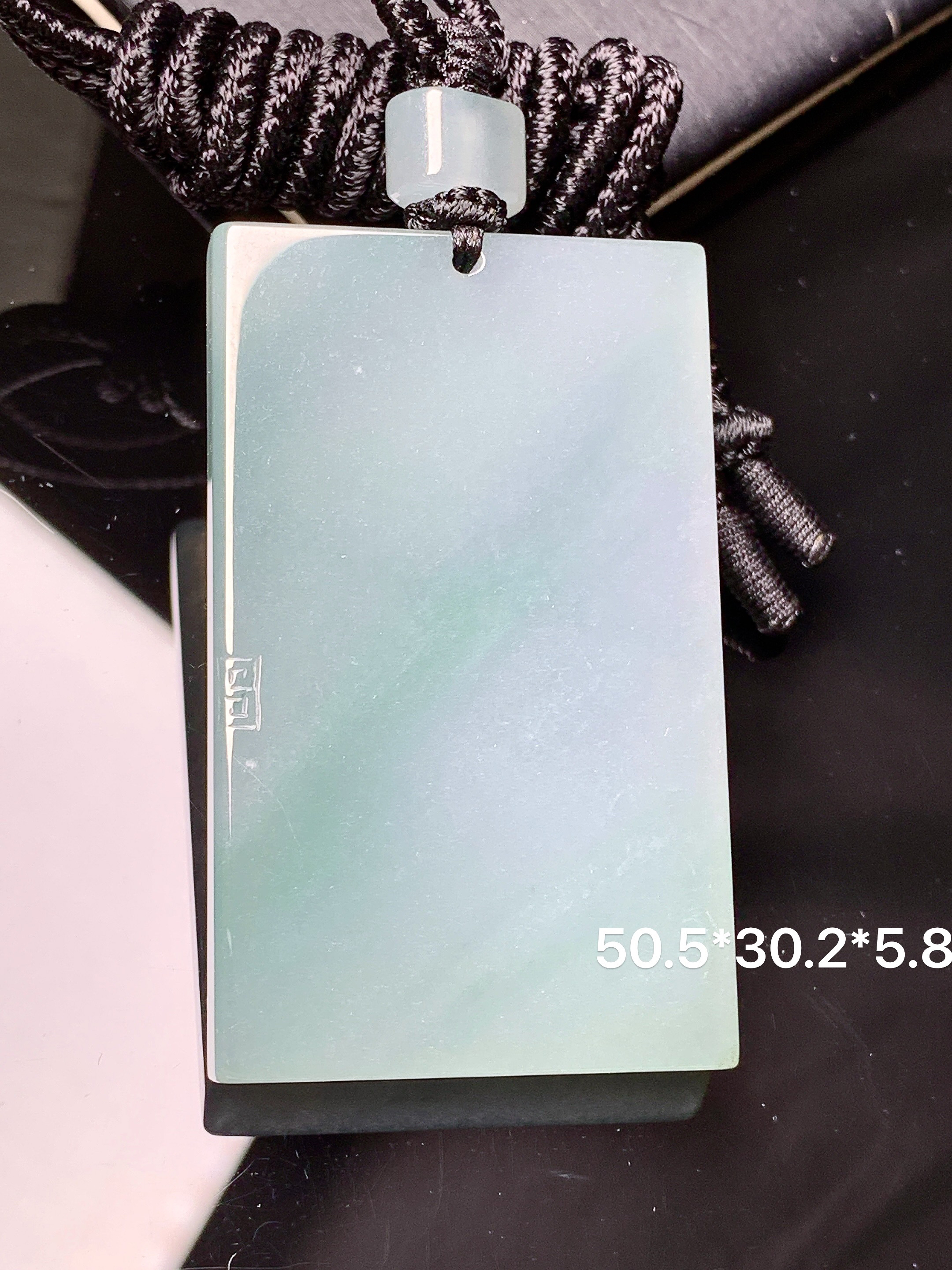 飘绿无事牌吊坠 玉质细腻 色泽艳丽清新 水润亮眼 整体尺寸50.5*30.2*5.8L1