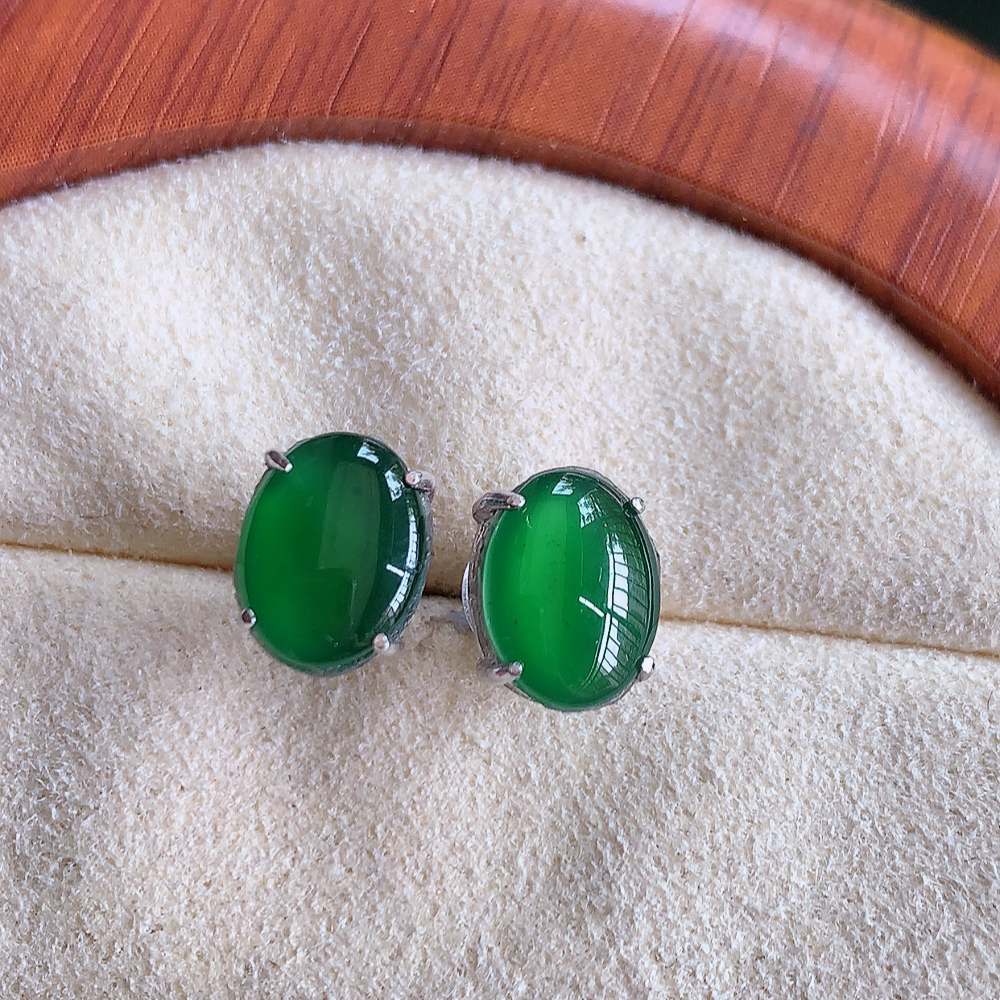 冰满绿翡翠925银镶嵌蛋面耳钉，自然光实拍，翠色灵动，颜色漂亮，种老水足，品相佳，佩戴佳品！W815.28  取一整体尺寸：8.8-6.8-4mm  裸石尺寸：8.8-6.8mm