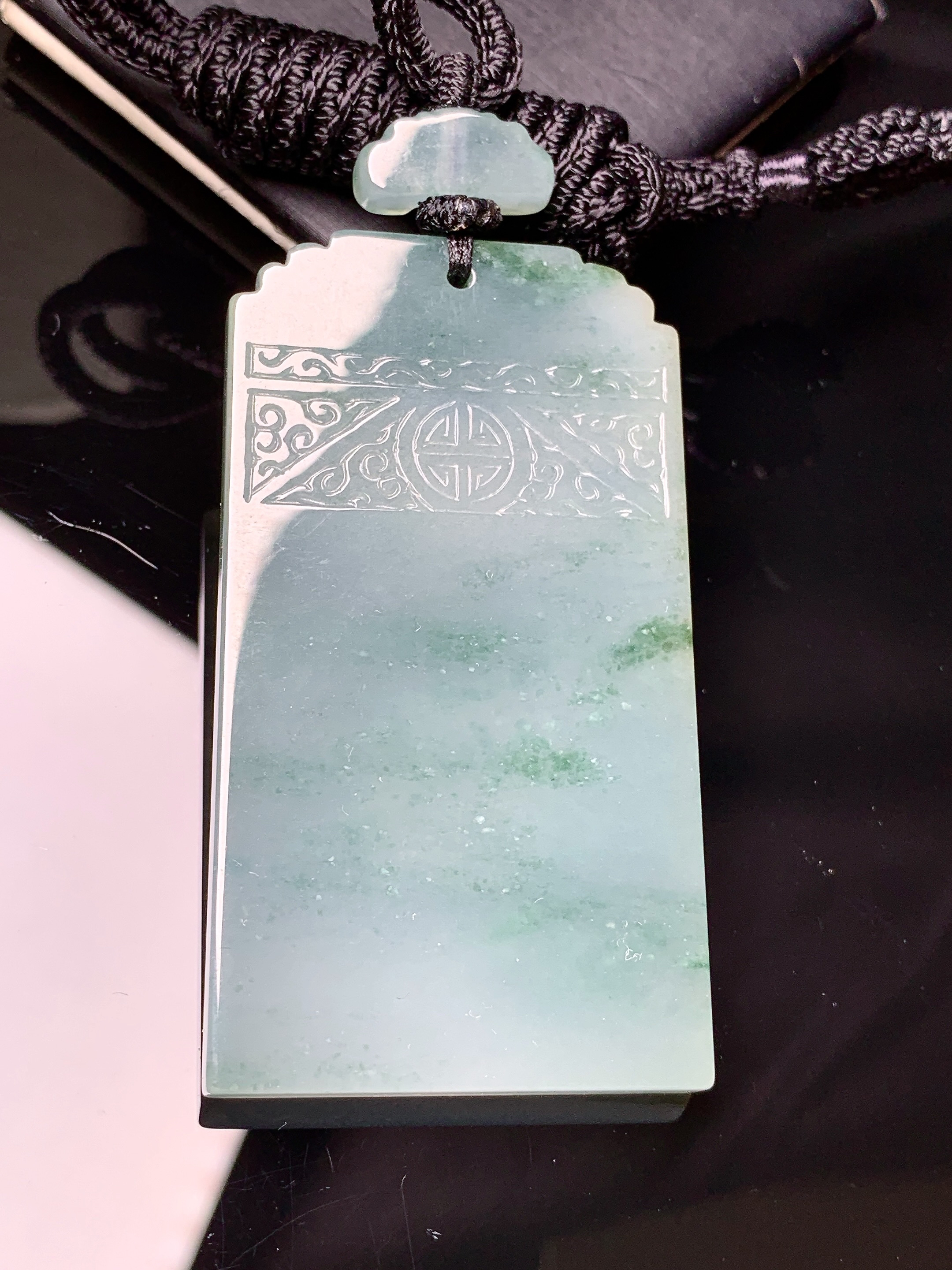 飘花无事牌吊坠 玉质细腻 色泽艳丽清新 水润亮眼 整体尺寸59.2*32.8*5L1