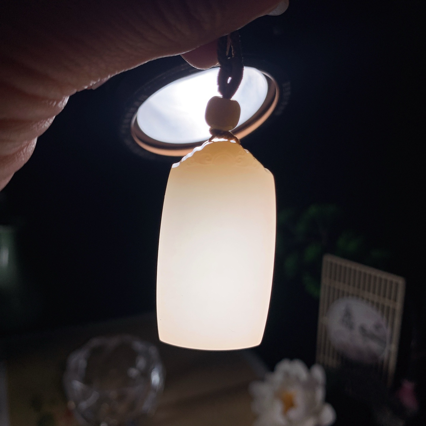 新疆和田玉且末糖平安无事牌挂件。尺寸44/24/10重26克 玉质细腻油润 底色纯净 脂粉好，品质好。lt260330