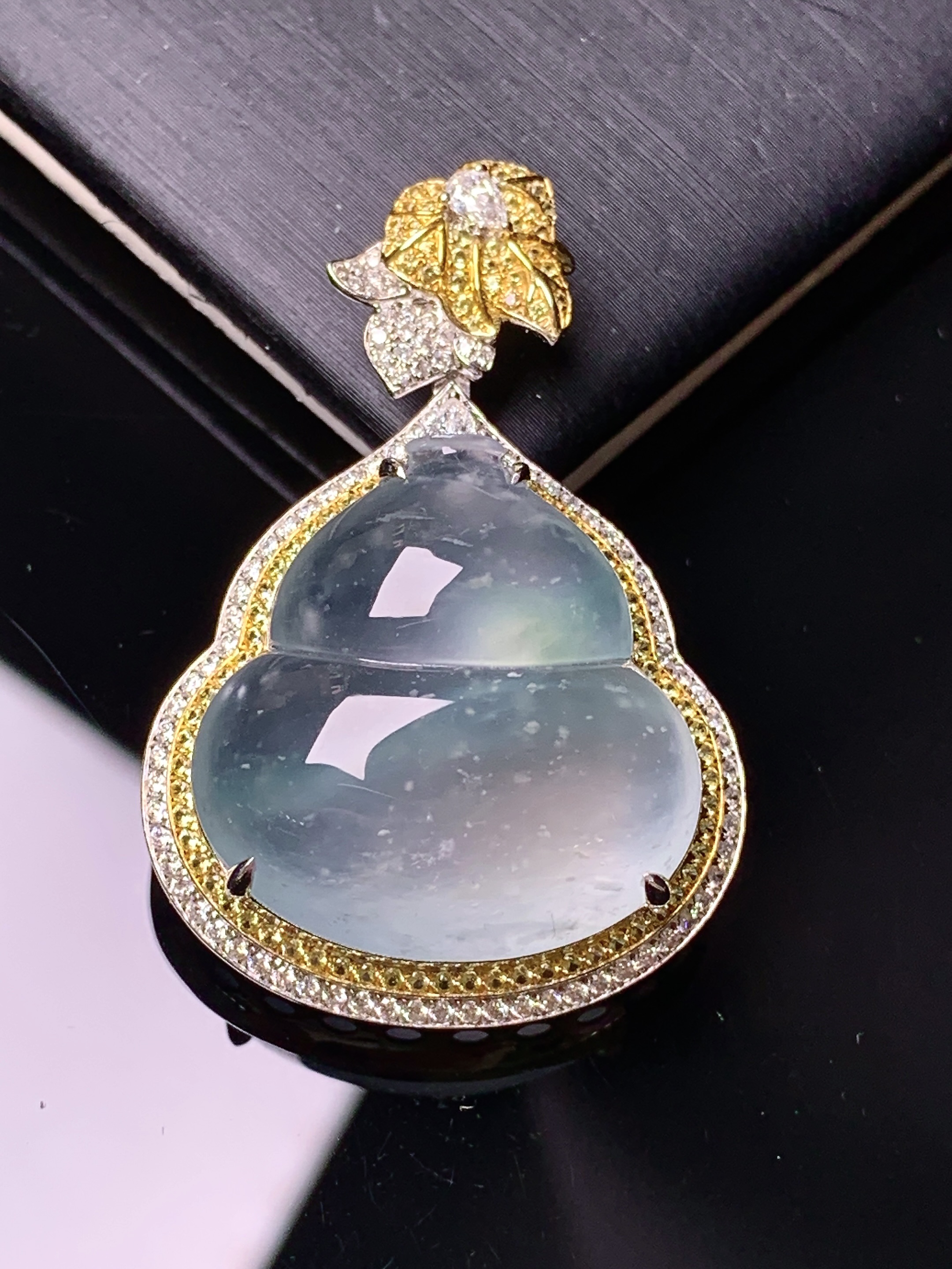 18k金钻镶嵌冰种葫芦吊坠 玉质细腻 色泽艳丽清新 水润亮眼 整体尺寸38*25.5*11.6m5