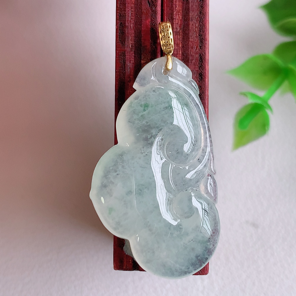 18k金扣冰润吉祥如意翡翠吊坠  寓意“万事如意，吉祥如意,福寿绵长 心想事成”饱满大气，通透水润  W01.28  尺寸：32.5-18.8-6mm