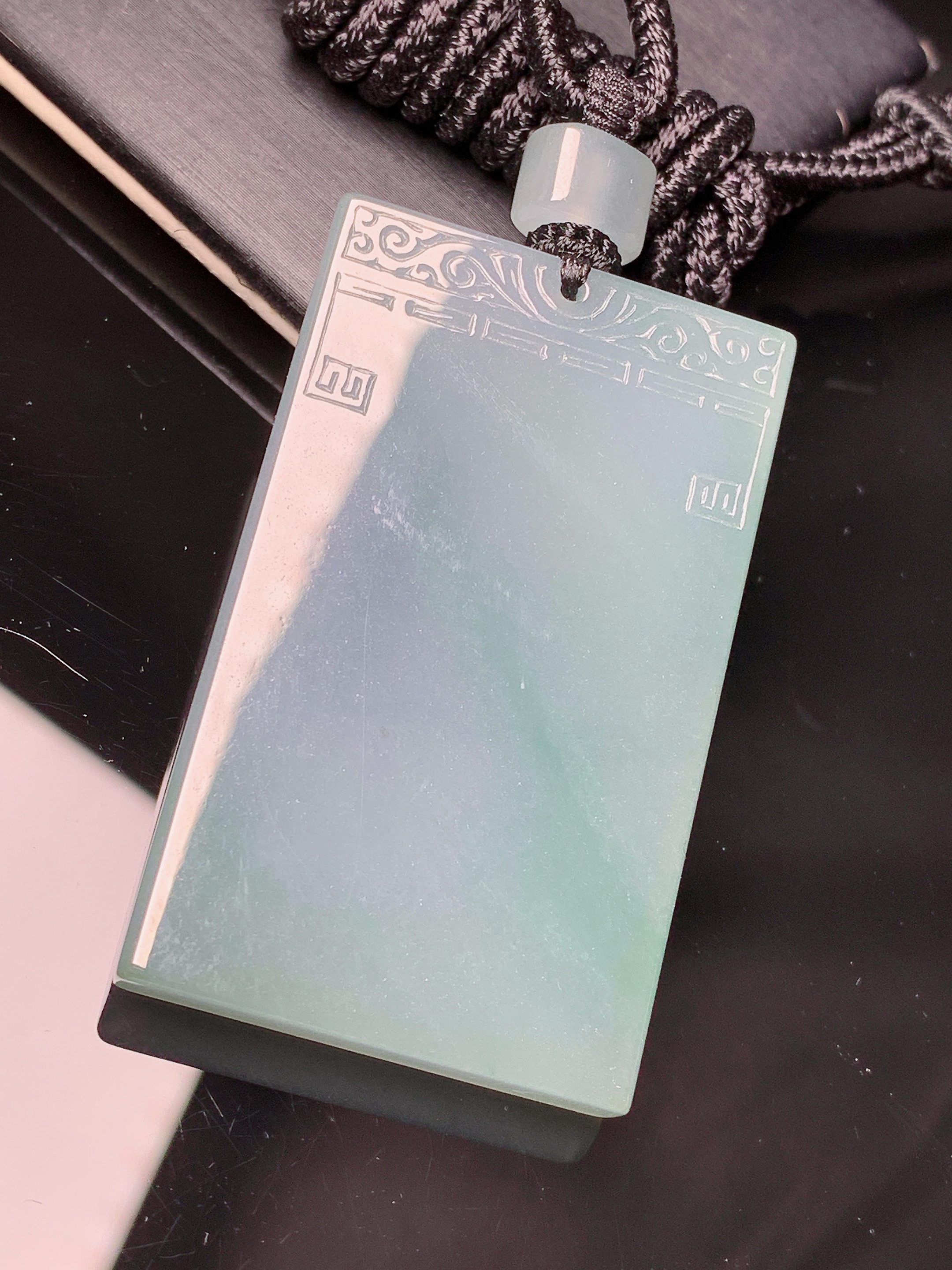 飘绿无事牌吊坠 玉质细腻 色泽艳丽清新 水润亮眼 整体尺寸50.5*30.2*5.8L1