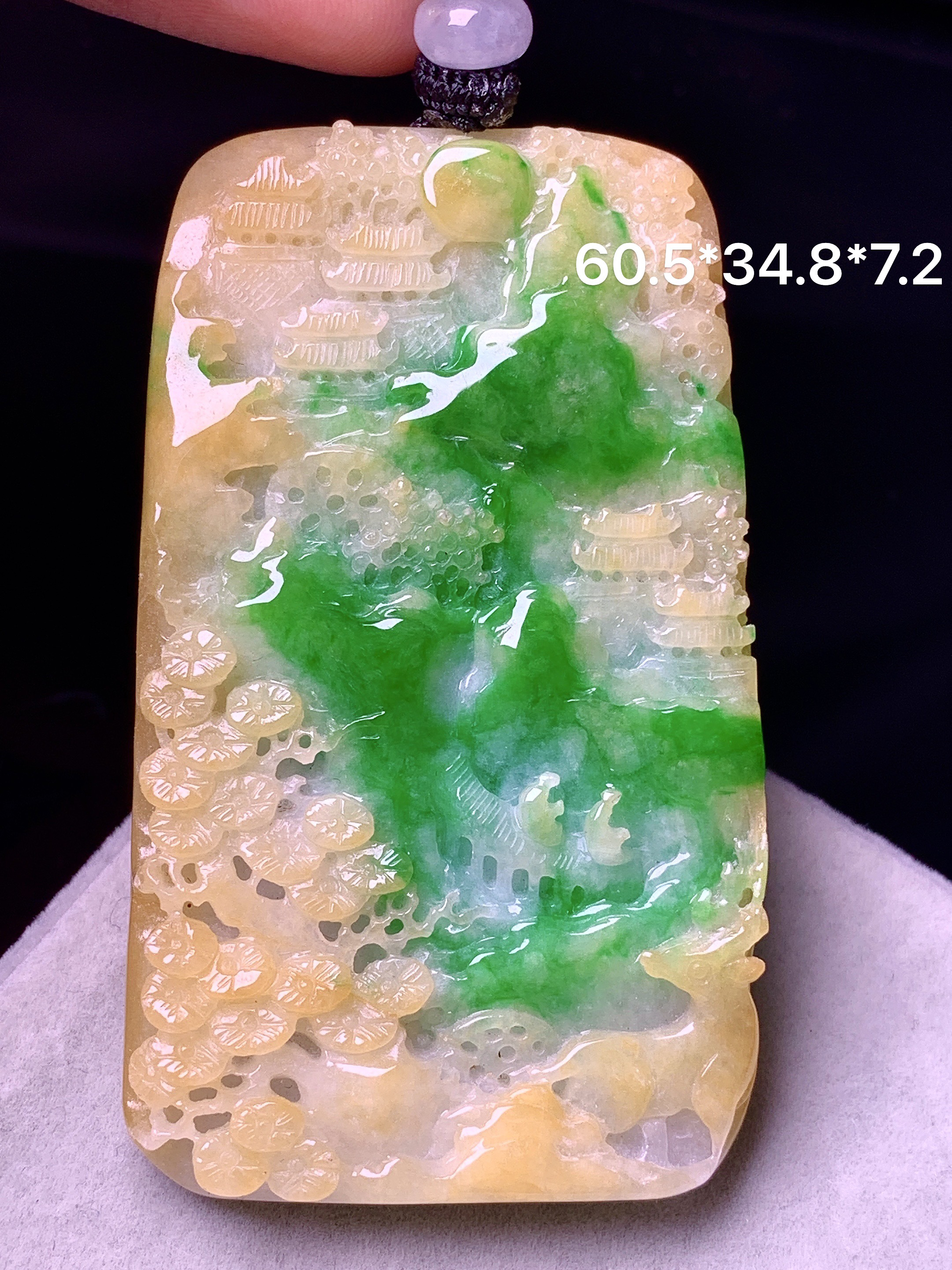 黄绿山水牌子吊坠 玉质细腻 色泽艳丽清新 水润亮眼 整体尺寸60.5*34.8*7.2w1