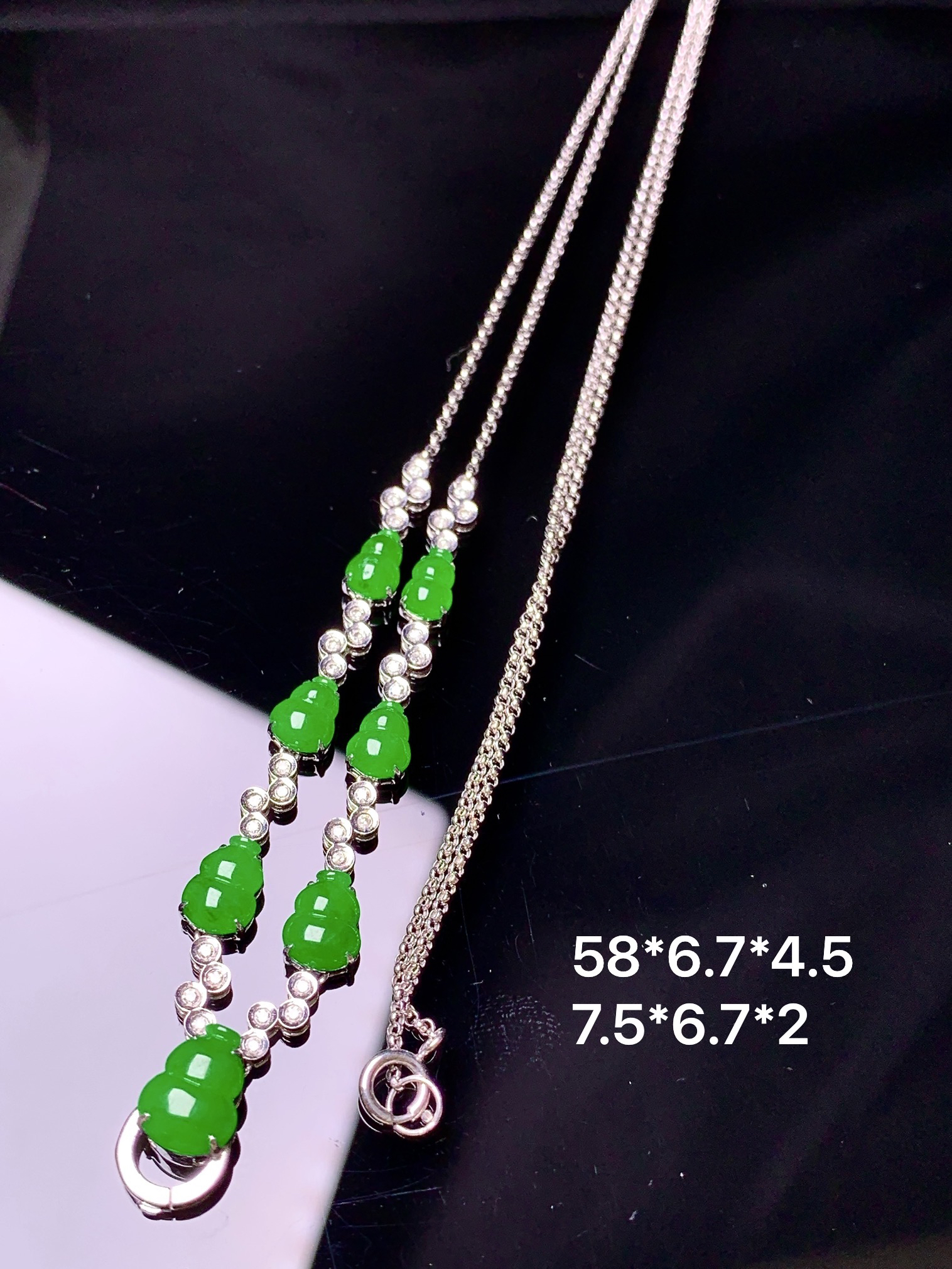 18k金钻镶嵌满绿葫芦多用项链 玉质细腻 色泽艳丽清新 水润亮眼 整体尺寸58*6.7*4.5y4