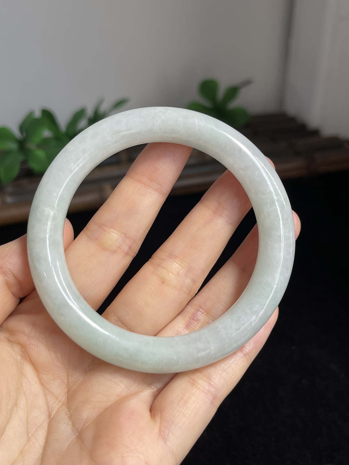 圆镯54圈口，翡翠糯化种白色手镯
