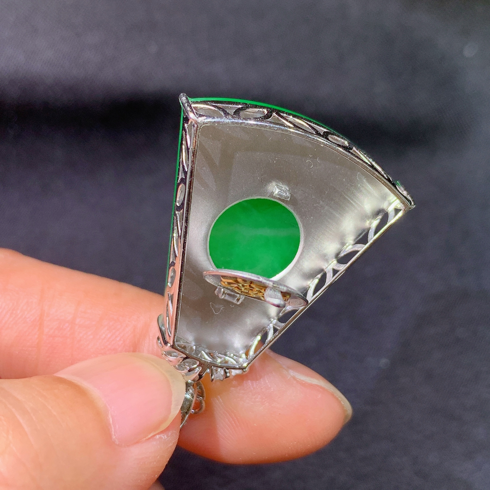 阳绿无事牌吊坠，18k金镶嵌，冰润色阳，玉质细腻，种水足，Kf 尺寸36.5*23.9*6