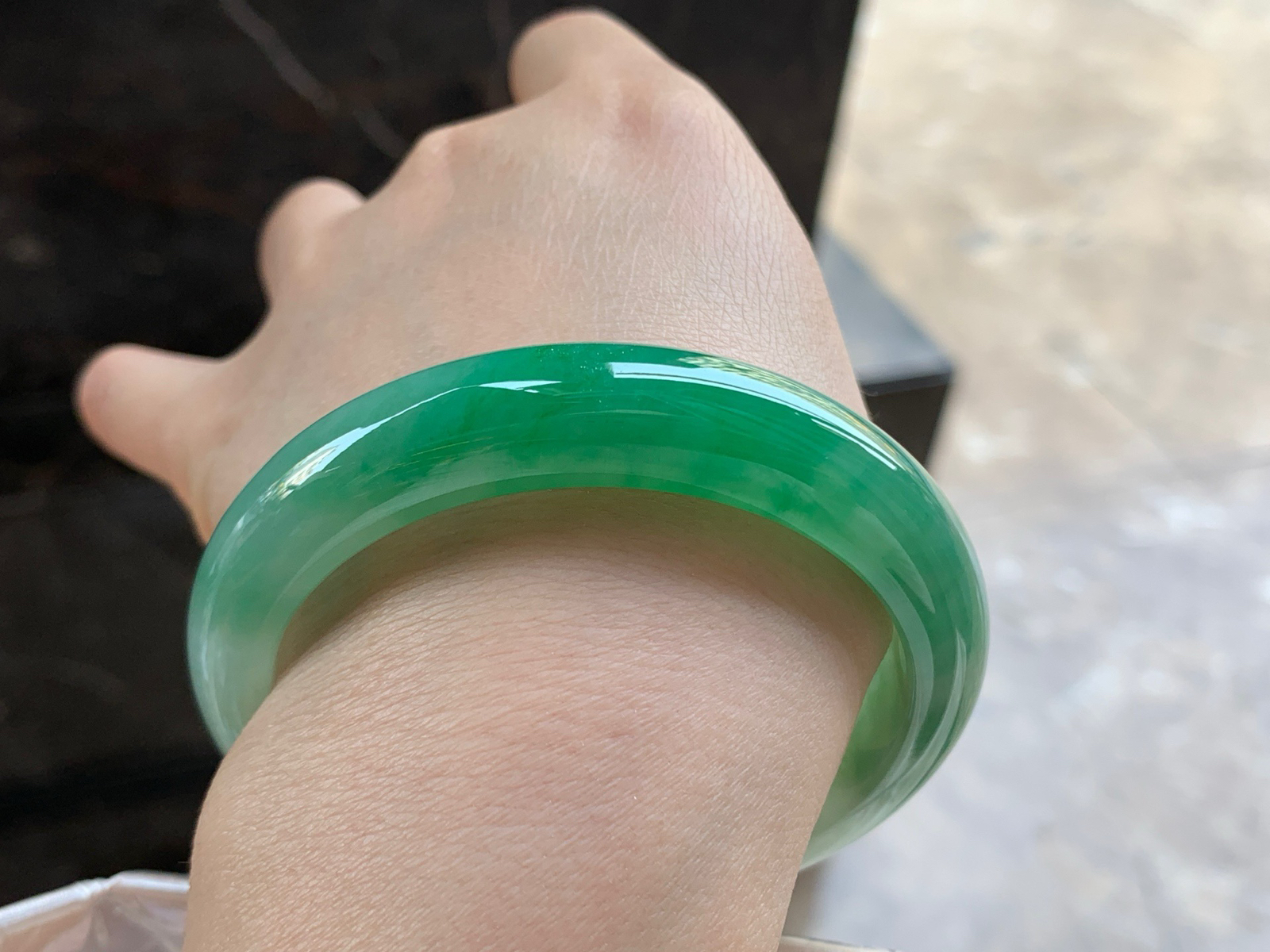 56-12.6-8.7

辣绿色手镯^_^颜色鲜艳 玉质温润