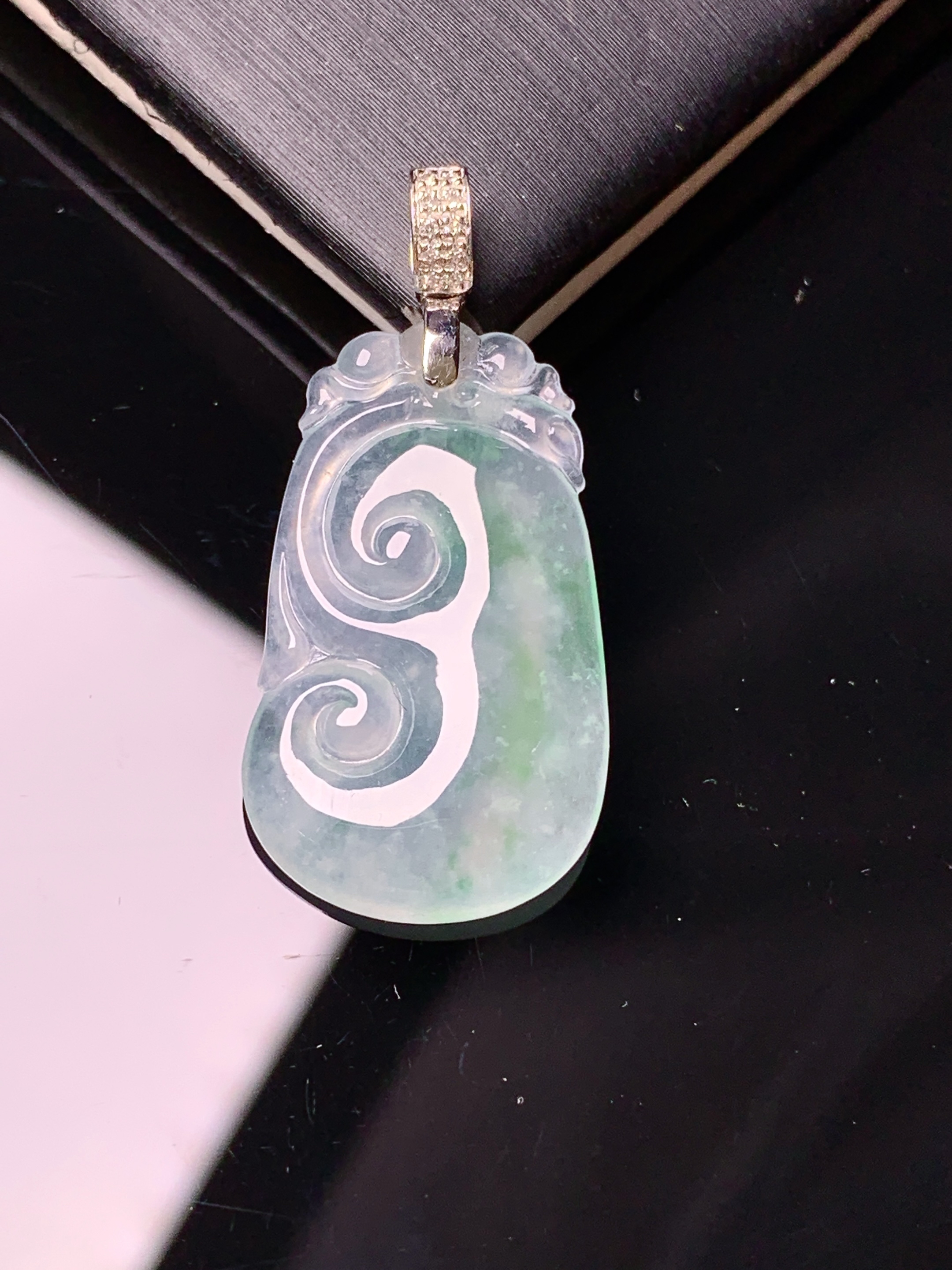 18k金钻镶嵌冰种如意吊坠 玉质细腻 色泽艳丽清新 水润亮眼 整体尺寸32*15.2*3.8g2