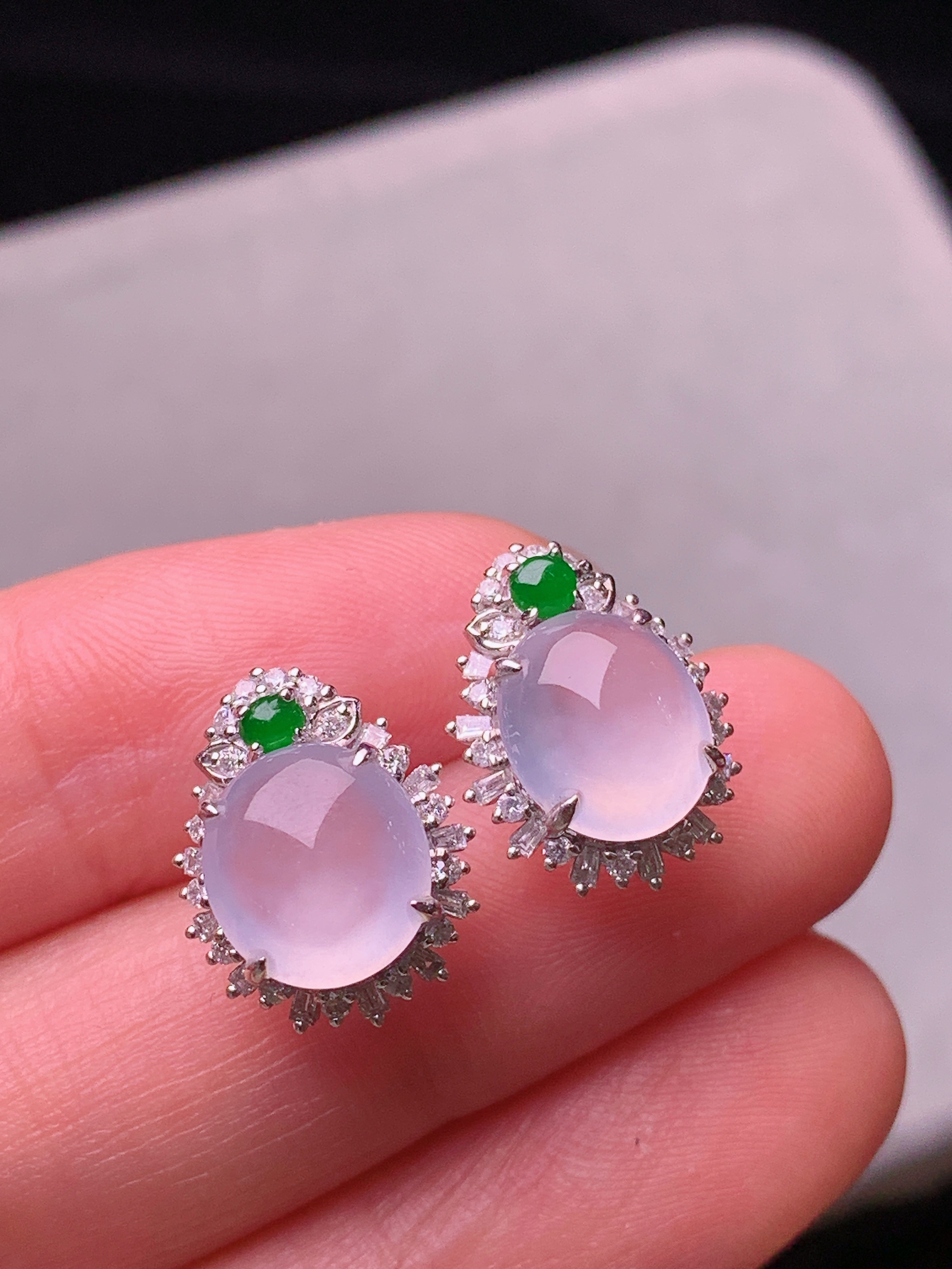 18k金钻镶嵌冰种蛋面耳钉 玉质细腻 色泽艳丽清新 水润亮眼 整体尺寸14.5*11.3*7.2b2