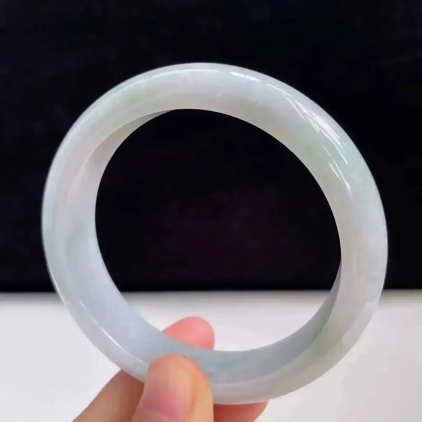 55mm自然光拍摄天然翡翠飘绿好种水正圈手镯 54.83克