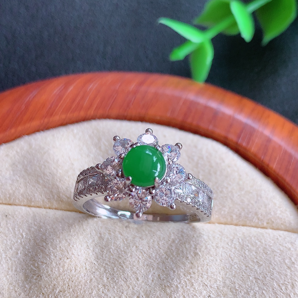 冰润满绿精美环形翡翠戒指  玉质细腻  冰清玉润  飘花灵动  颜色漂亮  W815.28   内径尺寸：18.5-13-8.4mm  裸石尺寸：5.8mm