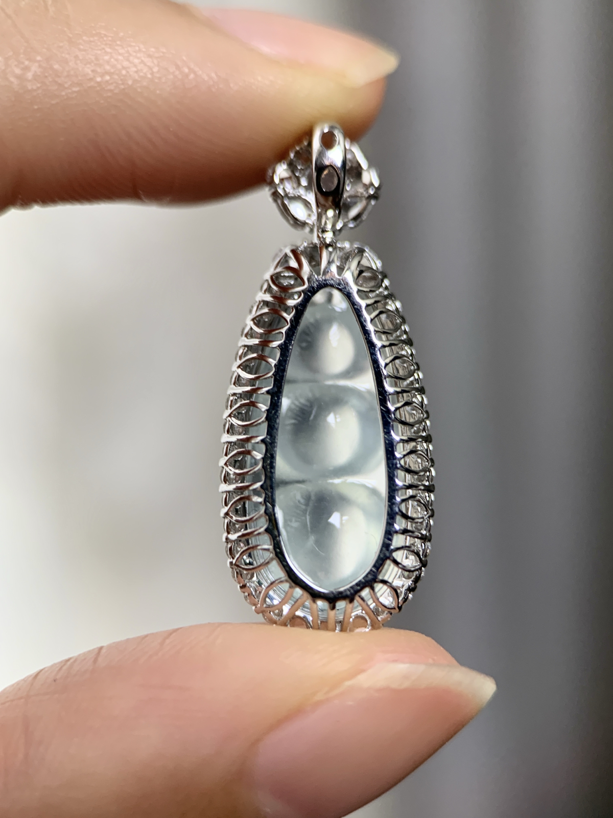 18K镶嵌白冰福豆吊坠

尺寸：18.4-8.4-4.5