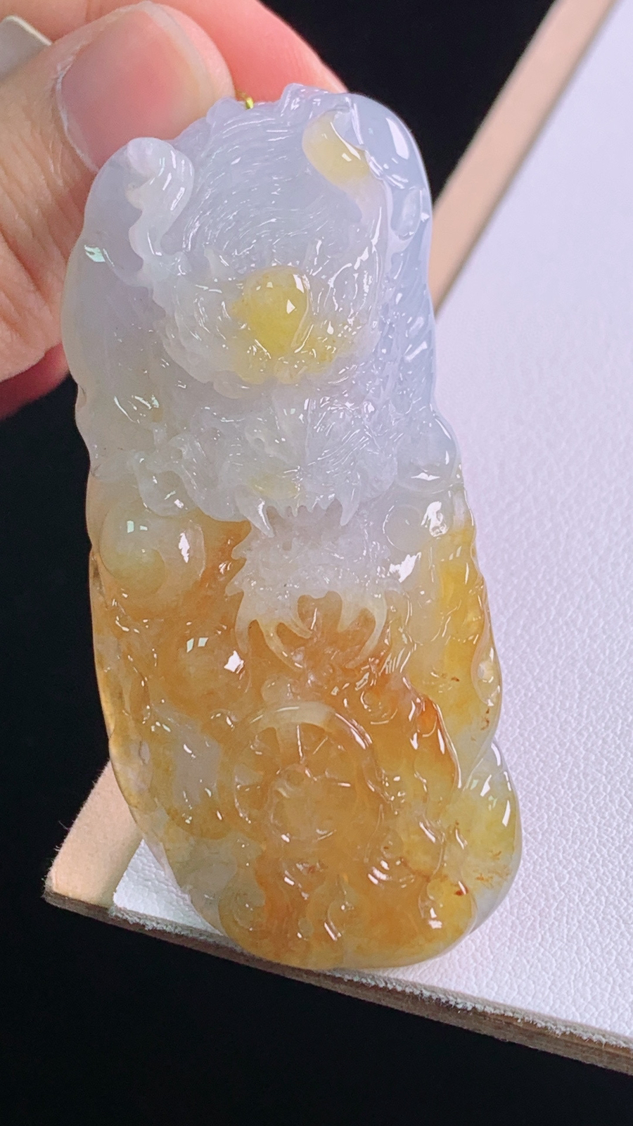 黄翡龙牌
天然黄翡，雕工精湛，霸气
尺寸:62.2-27.0-16.7mm