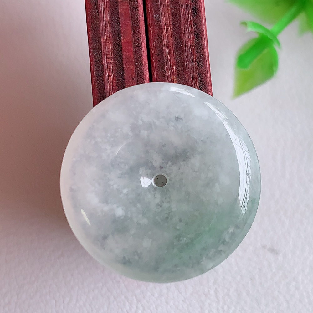 冰润飘花平安扣吊坠，厚装饱满，冰润剔透，细腻水足，种质润泽，飘花灵动，佩戴优雅大气，W01.28   尺寸：23-4.5mm