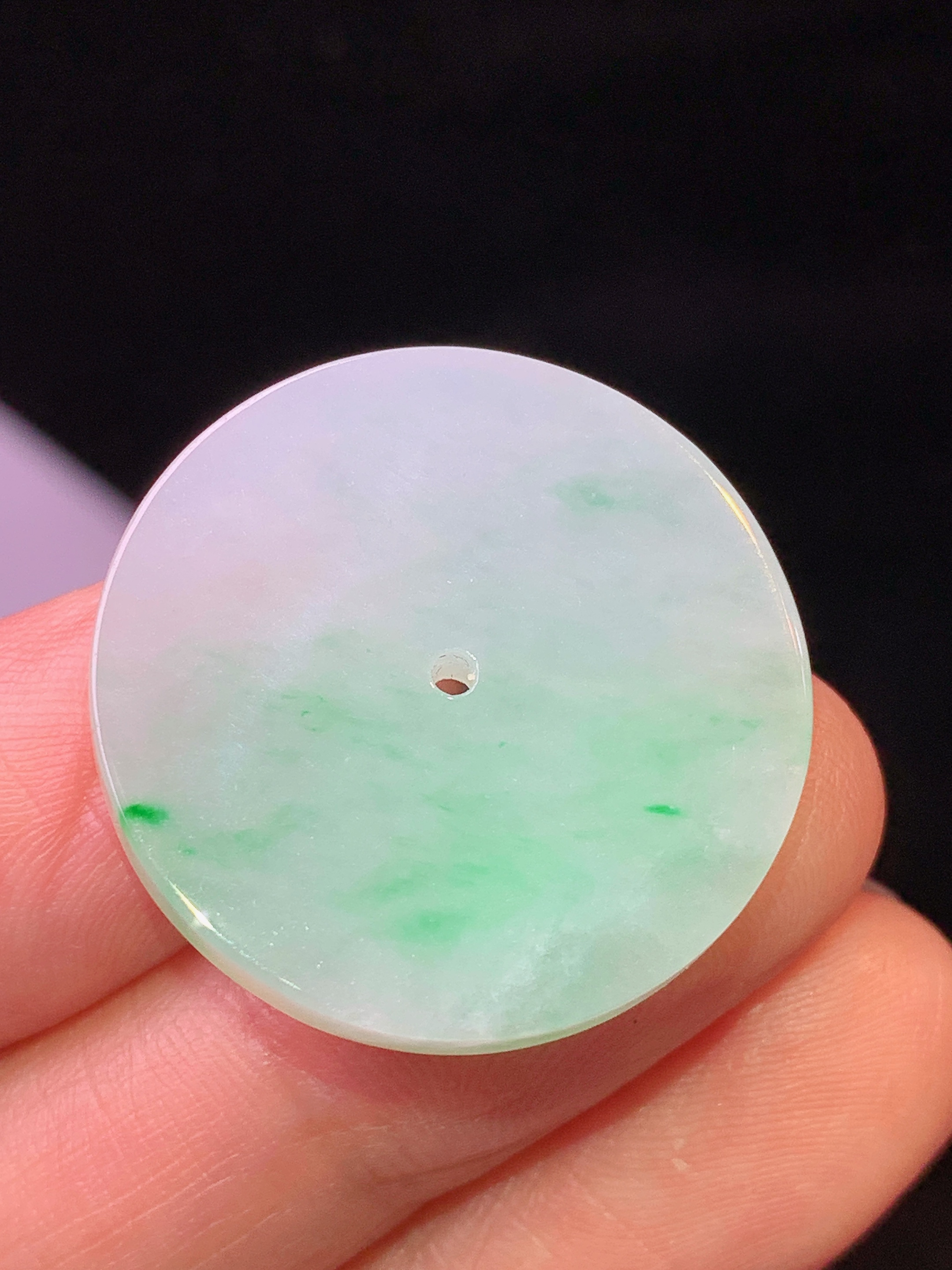 飘绿圆牌吊坠 玉质细腻 色泽艳丽清新 水润亮眼 整体尺寸25.2*3L2