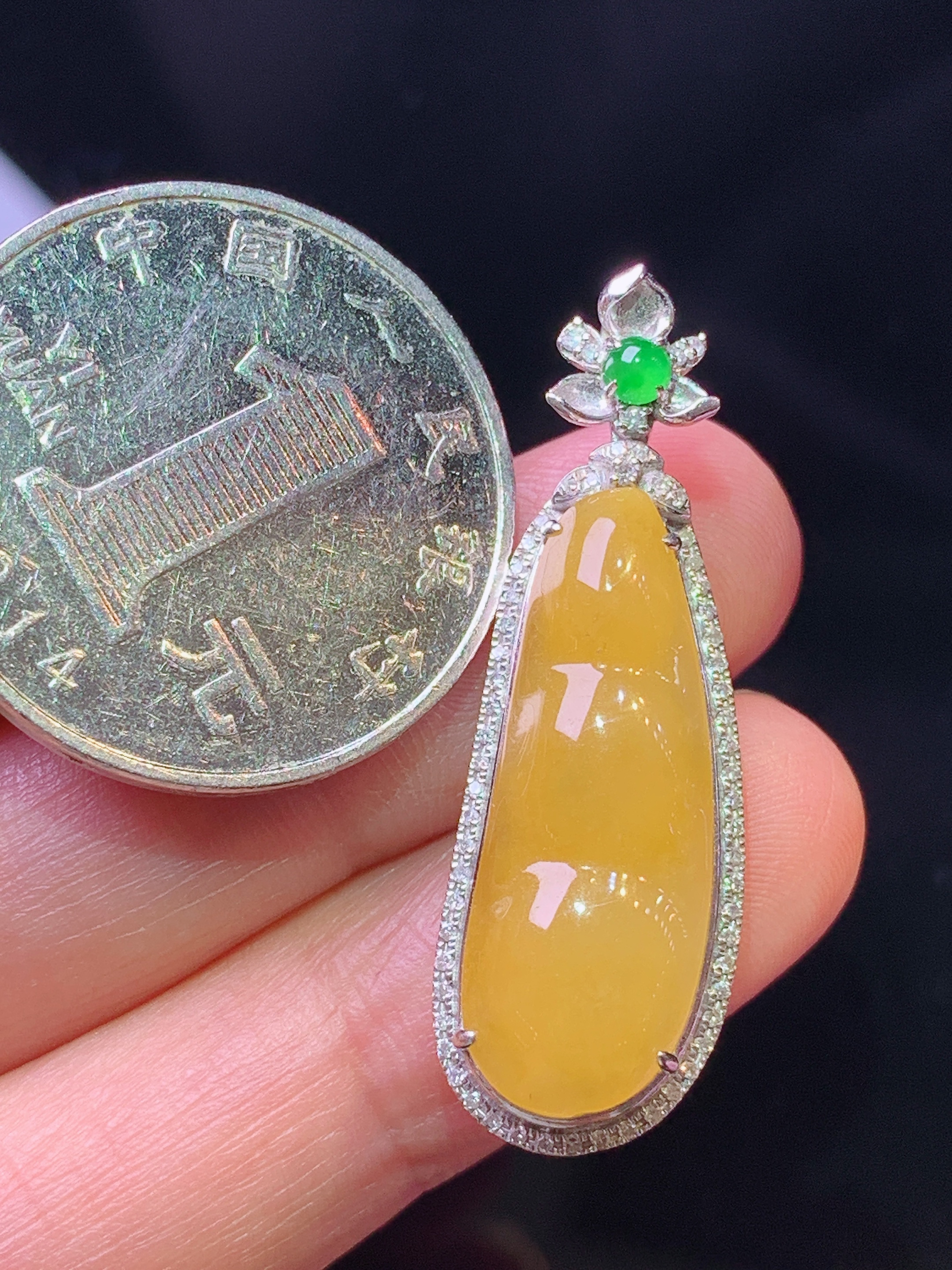 18k金钻镶嵌黄翡四季豆吊坠 玉质细腻 色泽艳丽清新 水润亮眼 整体尺寸35.5*11.8*7.5y4