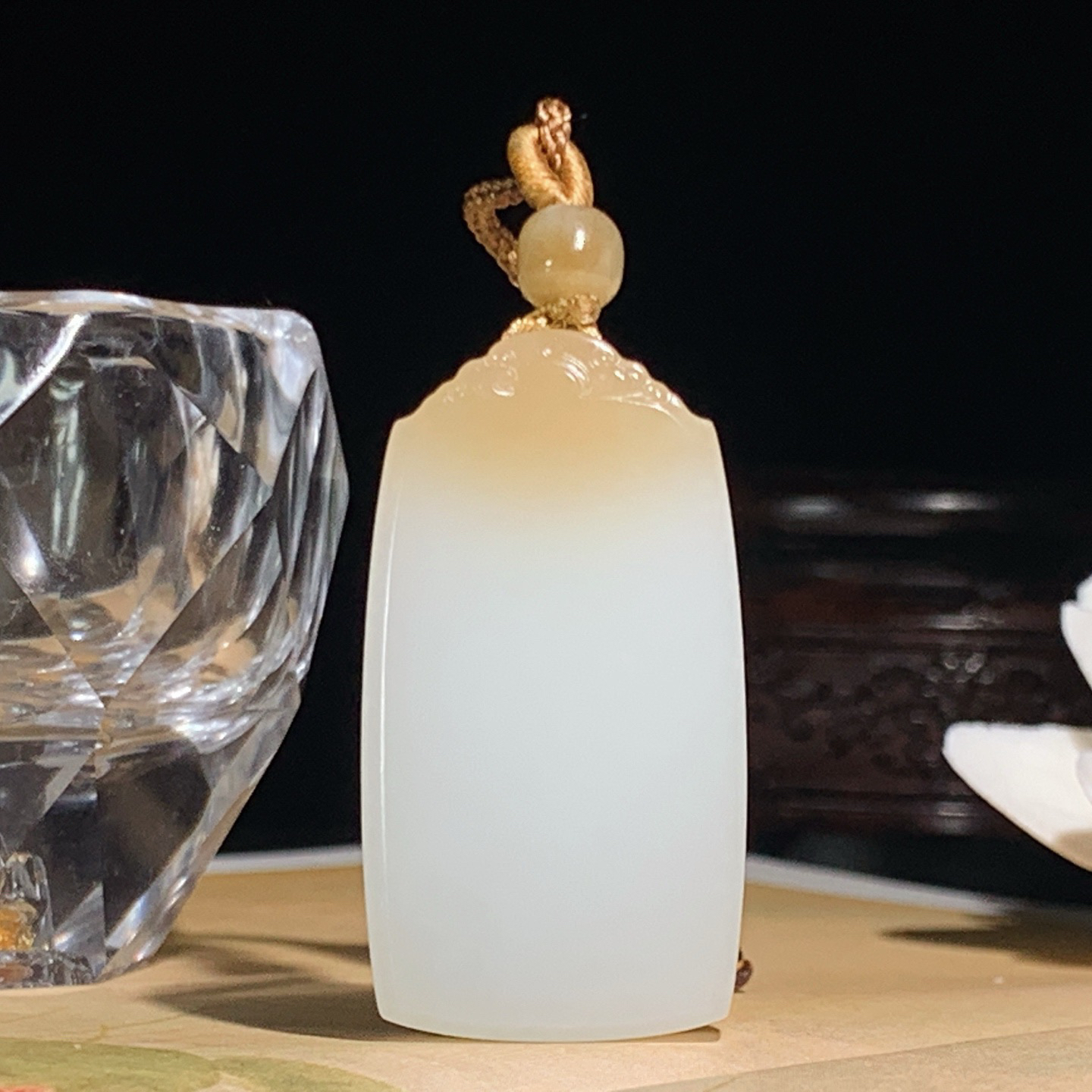 新疆和田玉且末糖平安无事牌挂件。尺寸44/24/10重26克 玉质细腻油润 底色纯净 脂粉好，品质好