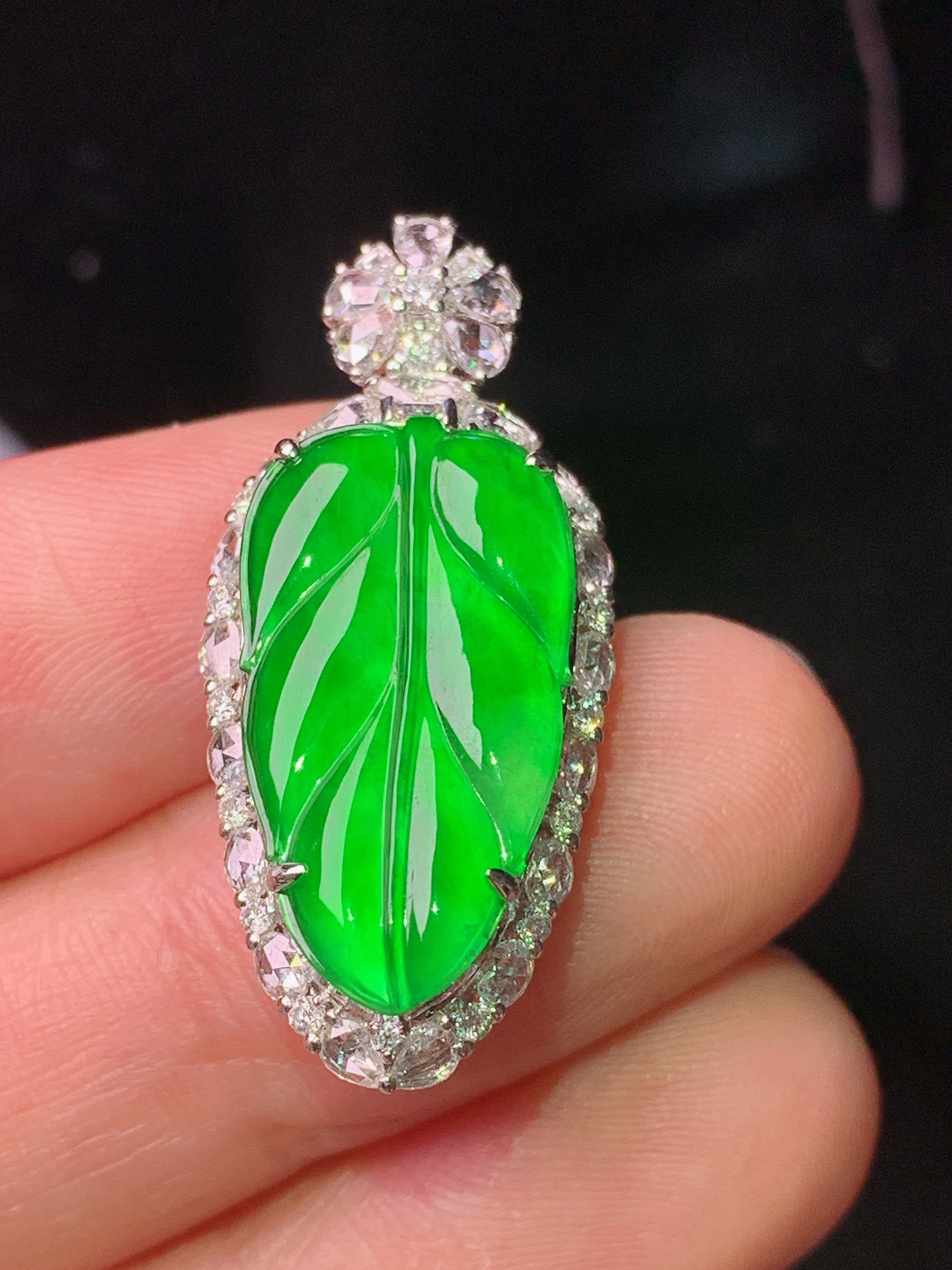 18k金钻镶嵌满绿树叶吊坠 玉质细腻 色泽艳丽清新 水润亮眼 整体尺寸31.8*14*8.5m5