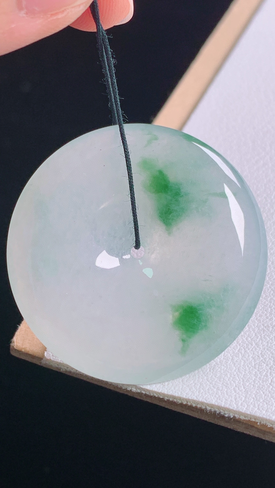 冰飘花平安扣
花色灵动，胶感十足
尺寸:34.3-5.7mm