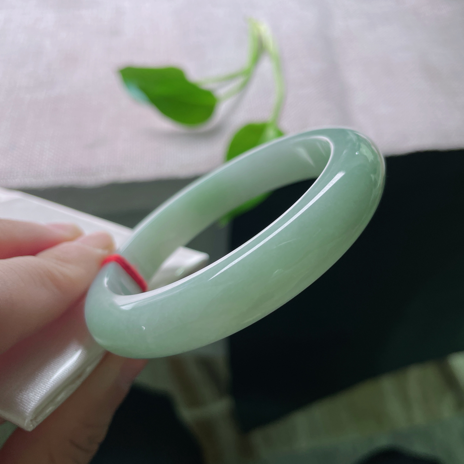 尺寸：55.8/11.7/7.9，淡绿底正圈，澄澈干净，似春日新芽，水润细腻，棉线。