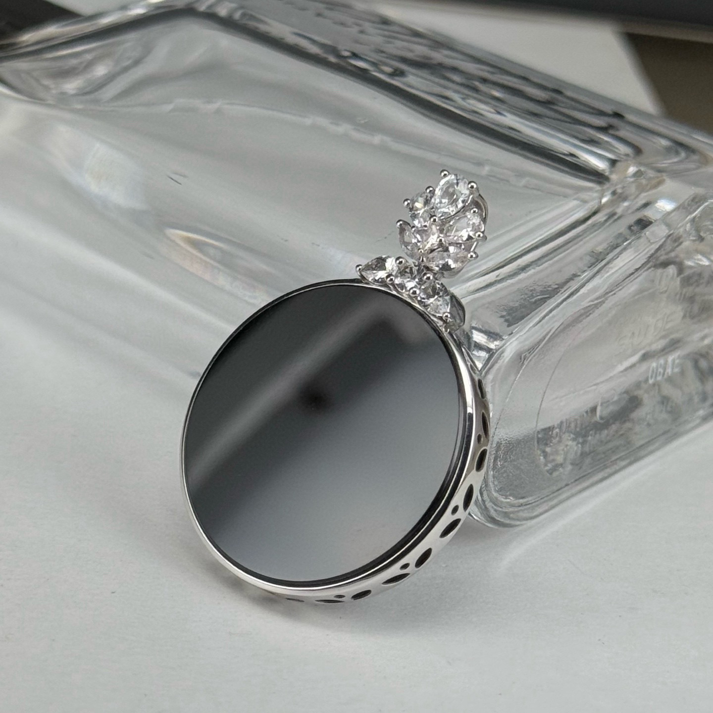 精品18k墨翠圆牌吊坠 种好色正 黑度极好 打灯通透 油性十足 尺寸37.8