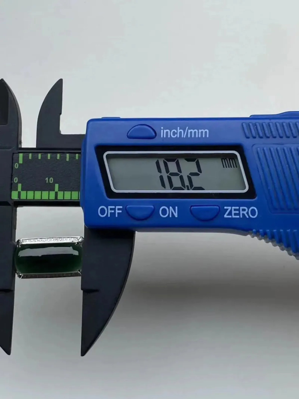 墨翠：【马鞍戒指】18K金+南非钻镶嵌，细腻干净，黑度极黑，性价比高·做工精致，打灯透绿 裸石尺寸：18.2*8.0