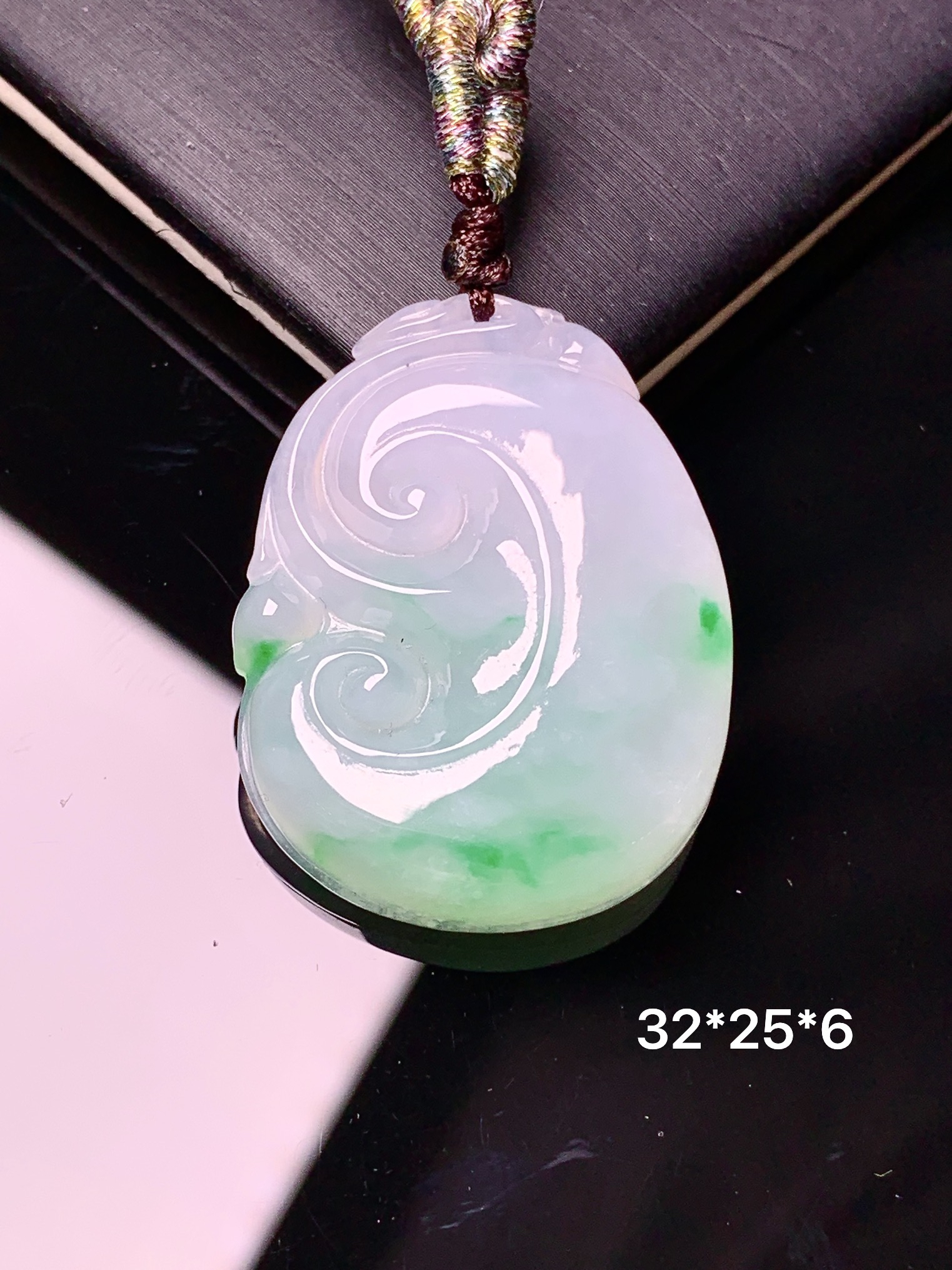 飘绿如意吊坠 玉质细腻 色泽艳丽清新 水润亮眼 整体尺寸32*25*6L2