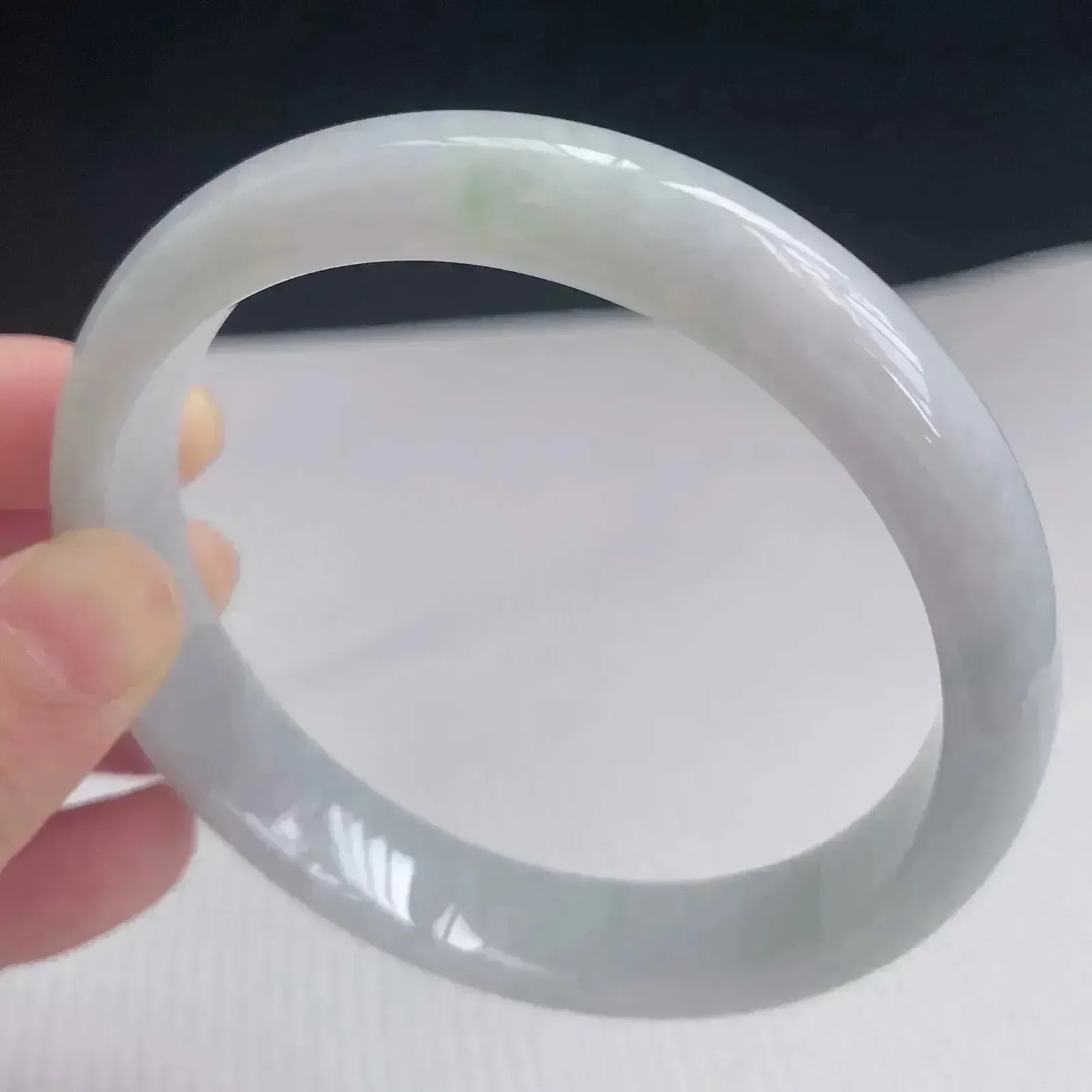 62大圈有种有色天然翡翠A货玉手镯好种水春彩水润手镯52.99g