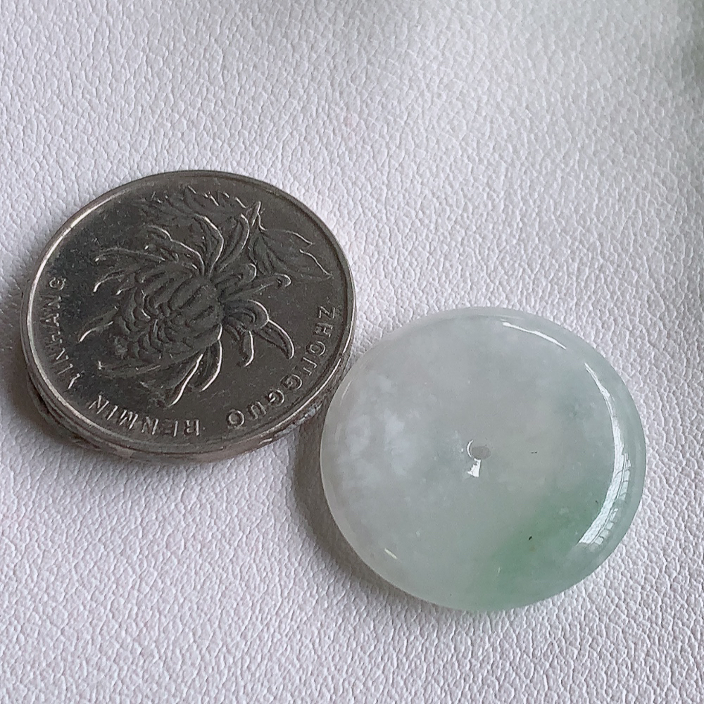 冰润飘花平安扣吊坠，厚装饱满，冰润剔透，细腻水足，种质润泽，飘花灵动，佩戴优雅大气，W01.28   尺寸：23-4.5mm