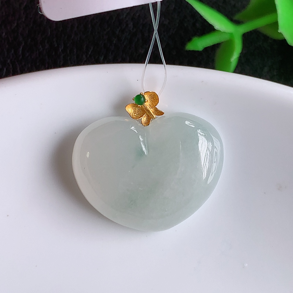 18k金镶嵌冰润心形吊坠 玉质细腻 色泽清新艳丽 W49.28  尺寸：16-20-5.3mm