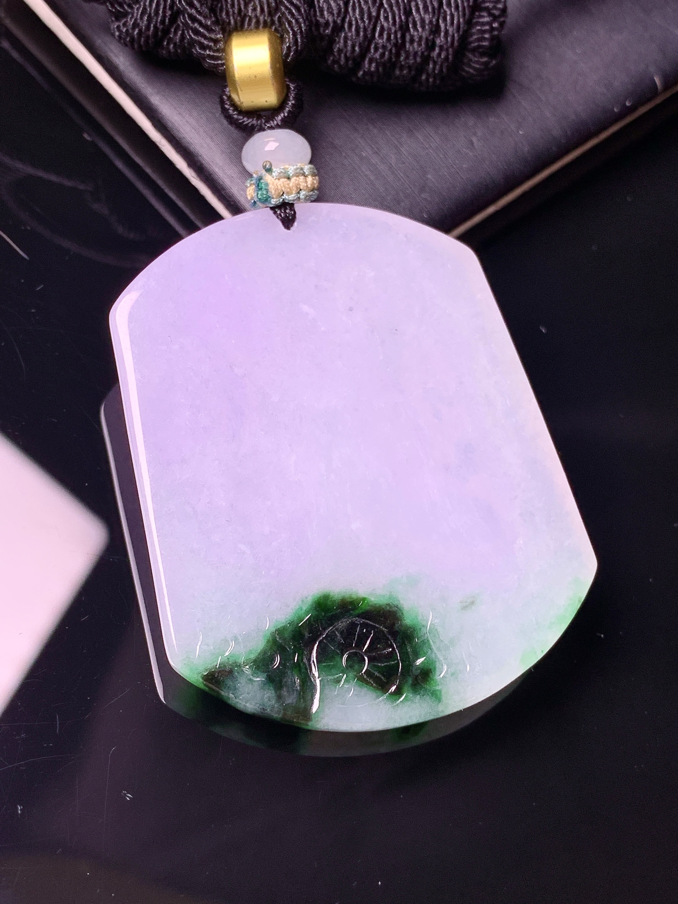 飘绿观音菩萨吊坠 玉质细腻 色泽艳丽清新 水润亮眼 整体尺寸47.2*37.5*5.6w 1