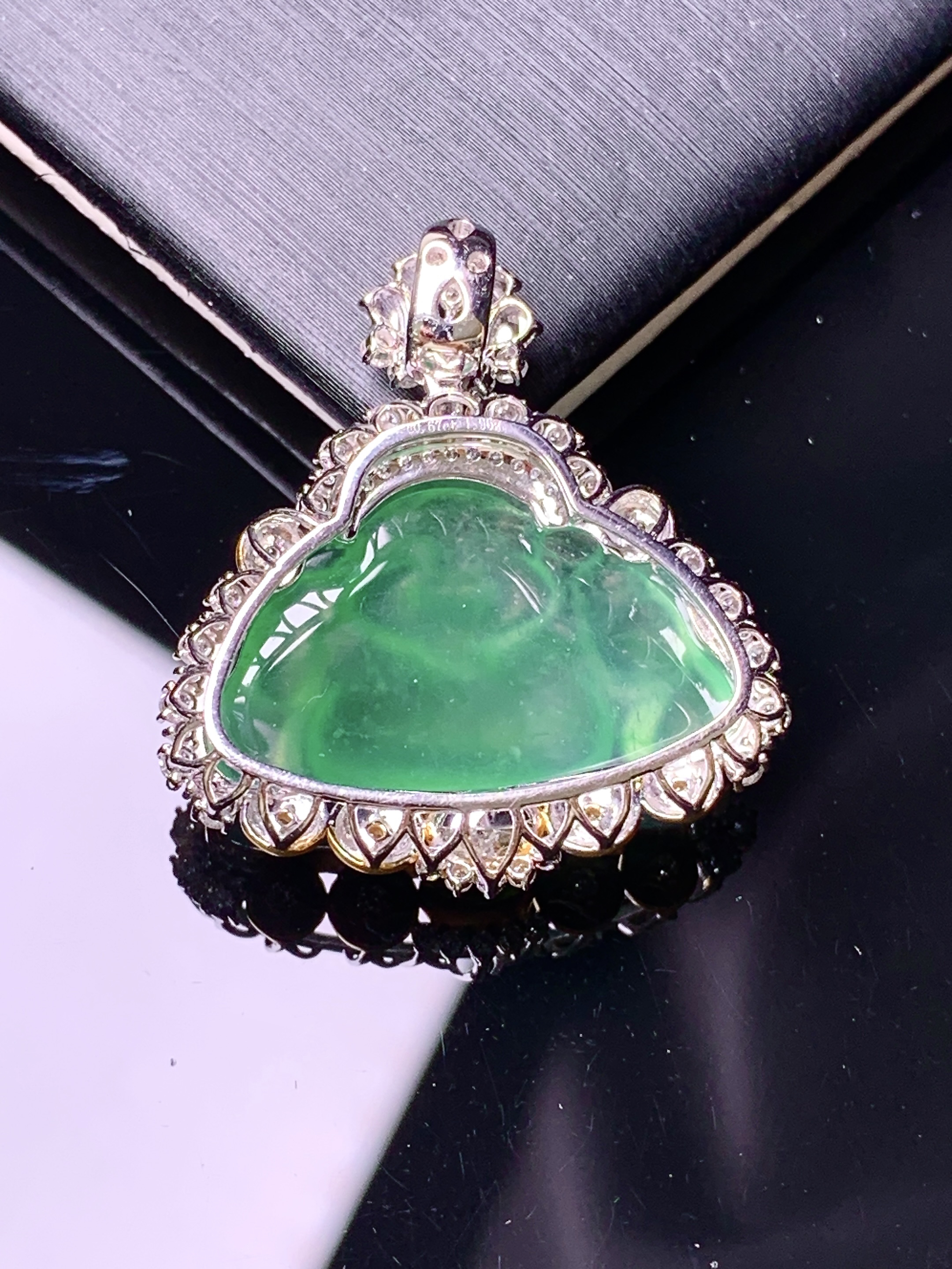 18k金钻镶嵌冰种晴明绿佛公吊坠 玉质细腻 色泽艳丽清新 水润亮眼 整体尺寸28.5*26.2*8.8m5