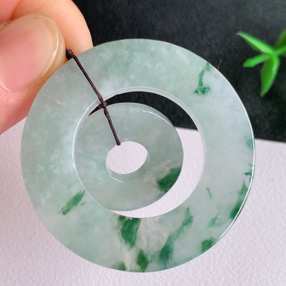 冰润飘花子母平安扣吊坠，厚装饱满，冰润剔透，细腻水足，种质润泽，飘花灵动，佩戴优雅大气，W49.28   尺寸：42.5-3.6mm