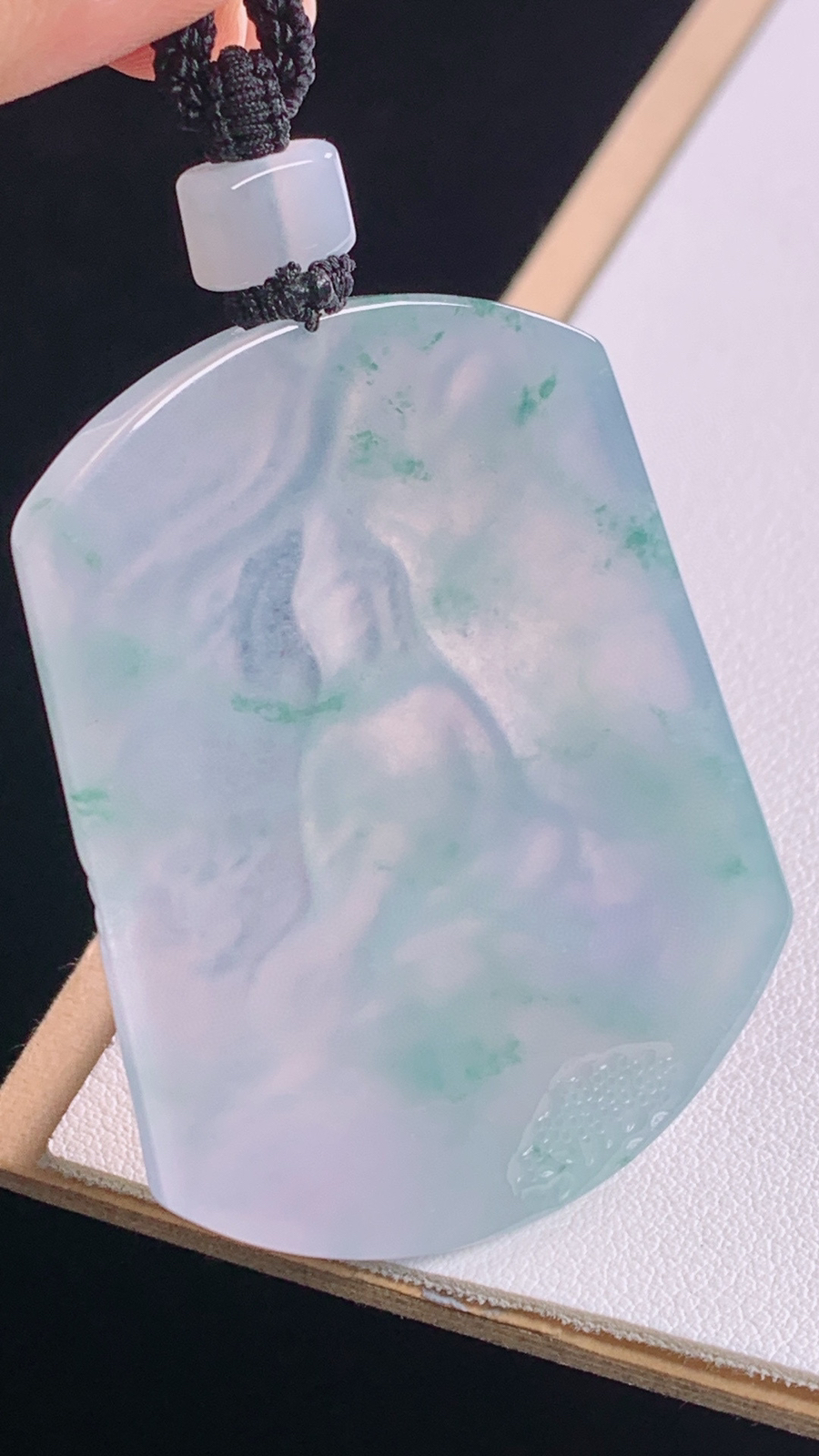 冰飘花山水观音
花色灵动，水润细腻
尺寸:60.1-51.5-40.6-5.5mm