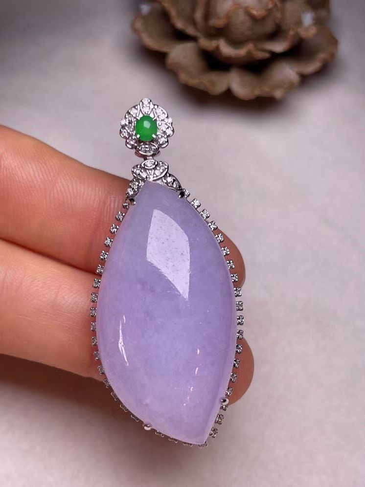 冰糯种紫罗兰随形吊坠、真金真钻镶嵌，种水好，玉质细腻 .裸石尺寸 35.5*18.9